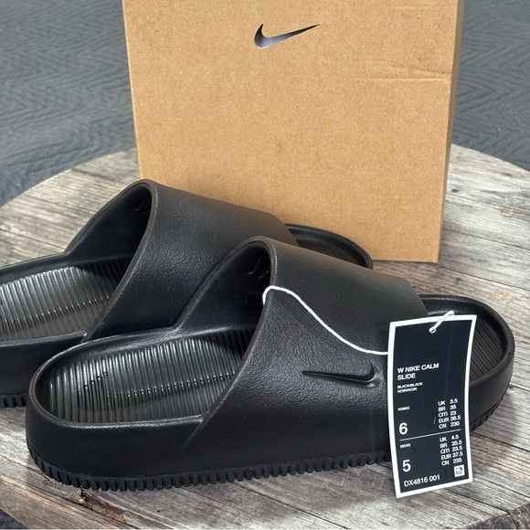Nike NWT Women’s 6 Slides 'Calm Slide' Sandals Black Men’s Size 5 - Picture 1 of 6